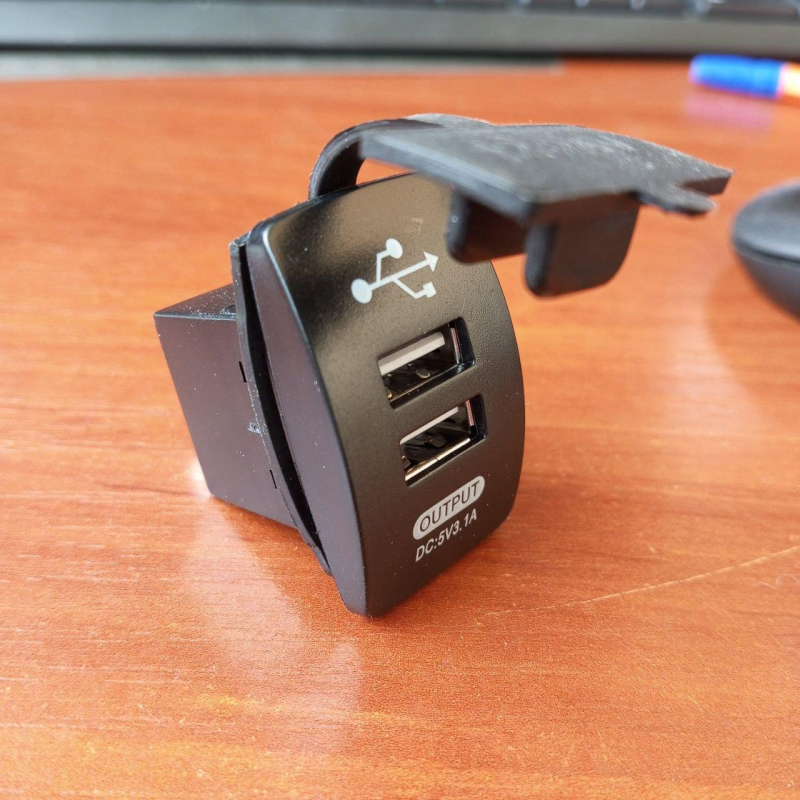Гніздо USB подвійне прямоугол. 5V 3,1 А з червоною підсвіткою, врізне Гніздо USB подвійне прямоугол. 5V 3,1 А з червоною підсвіткою, врізне