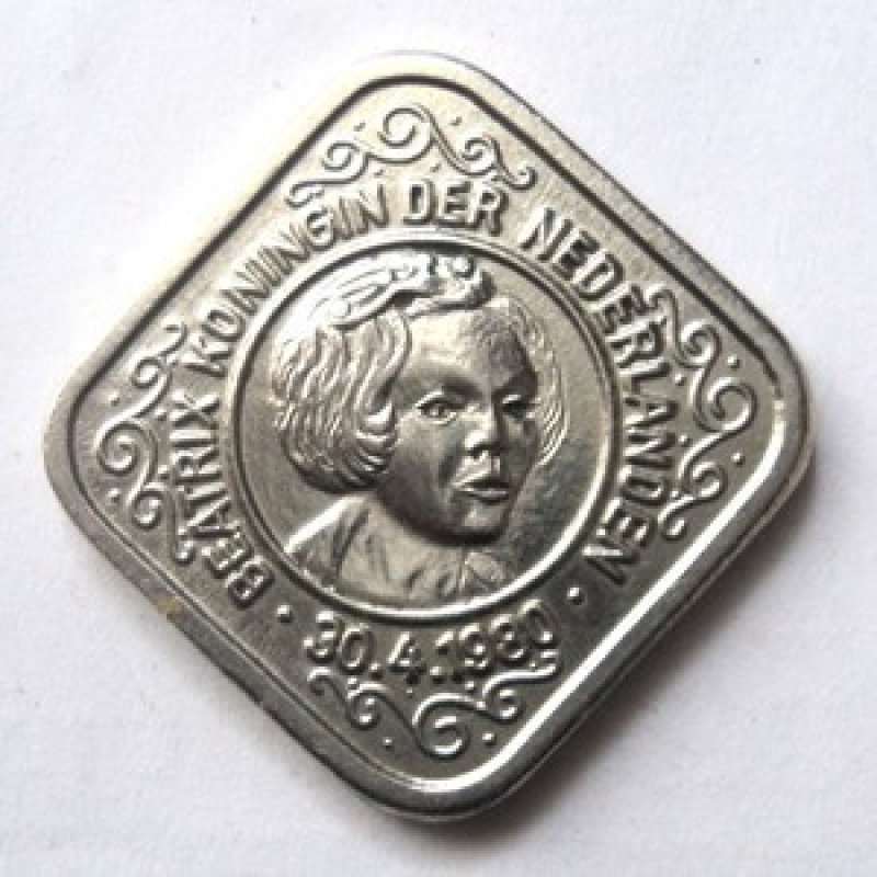 Нідерланди 5 млн, 1980 Королева Беатрикс/портрет вправо, квадратна монета/ Нідерланди 5 млн, 1980 Королева Беатрикс/портрет вправо, квадратна монета/